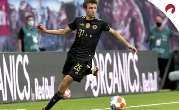 Thomas Müller controla el balón en la imagen. Cuotas Al Ganador De La Bundesliga 2021-22.