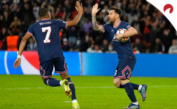 Mbappé (izq.) y Messi (der.) chocan sus palmas para celebrar un gol. Conoce los picks y las cuotas del Marsella Vs PSG.