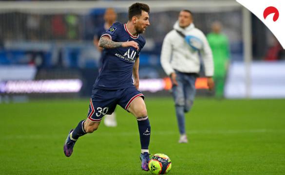 Lionel Messi conduce un balón en un partido de la Ligue 1. Conoce las cuotas del PSG Vs Lille y los picks para apostar.