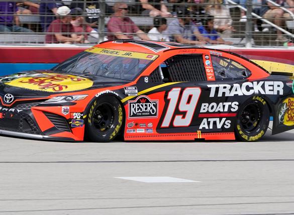 Martin Truex Jr. is the favorite in the Xfinity 500 odds for Martinsville Speedway.