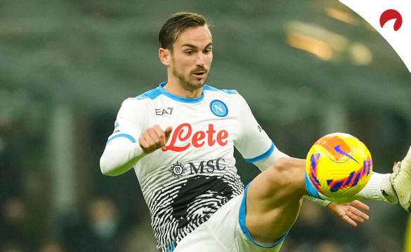 Fabián Ruiz controla un balón en un partido de la Serie A TIM. Conoce las cuotas y pronósticos del Napoli Vs Lazio.