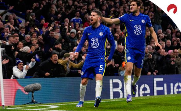 Jorginho (izq), celebra un gol con Marcos Alonso en la Premier League. Conoce los pronósticos del Chelsea Vs Everton.