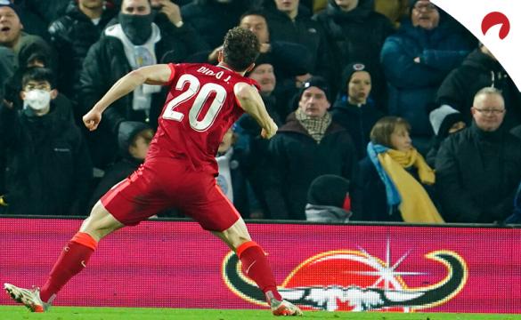 Diogo Jota celebra un gol en la Premier League. Conoce las cuotas y pronósticos del Leicester Vs Liverpool.