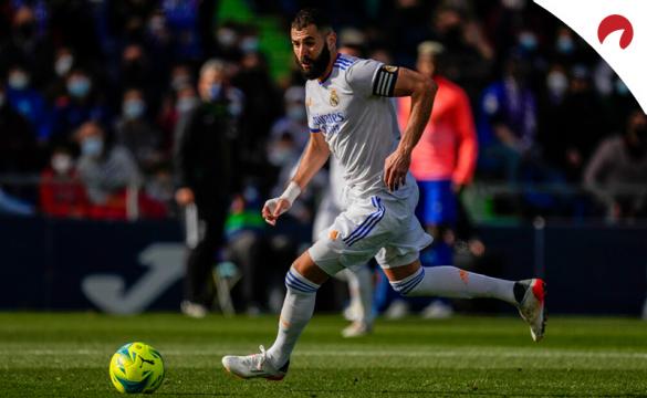 Karim Benzema controla un balón en LaLiga Santander. Conoce las cuotas y los pronósticos del Real Madrid Vs Valencia.