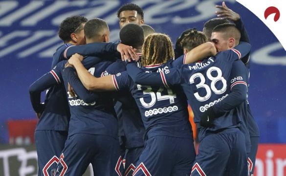 Jugadores del PSG celebran un gol. Cuotas, favoritos y pronósticos de la Ligue 1 2021-22.