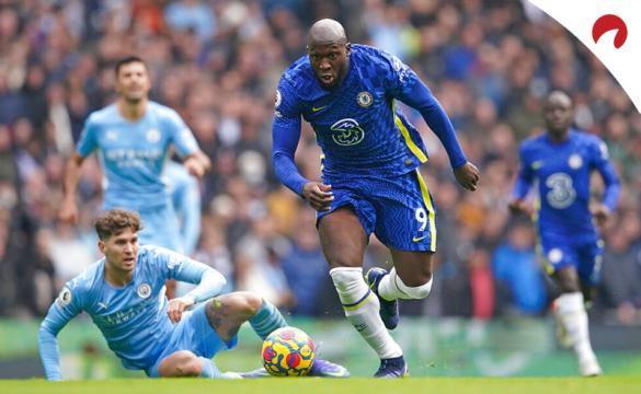 Romelu Lukaku corre con un balón en un partido de la Premier League. Conoce los pronósticos del Chelsea Vs Tottenham.