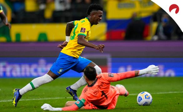 Vinicius Jr. regatea a un portero en partido de las Eliminatorias Sudamericanas. Conoce las cuotas del Ecuador Vs Brasil